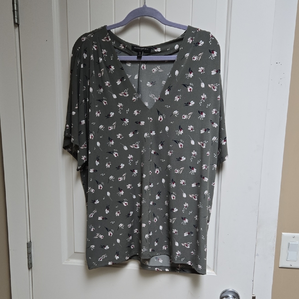Banana Republic Factory *** Olive Green Floral V-Neck Blouse Women's XL